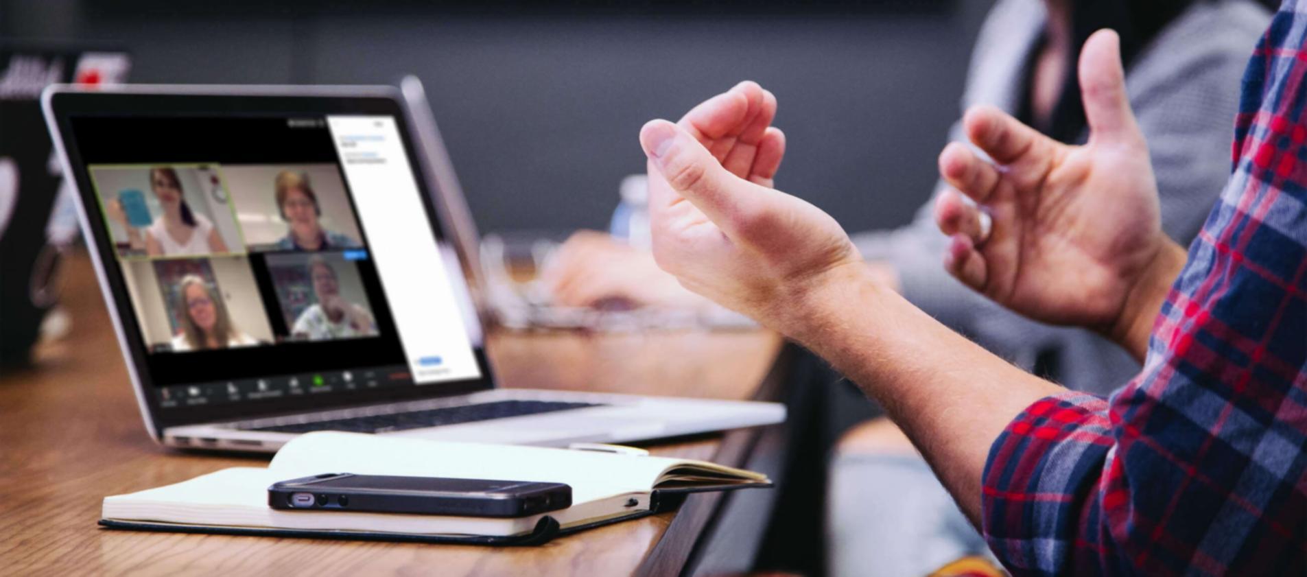 Echipă de profesioniști analizând strategii financiare pentru evenimente