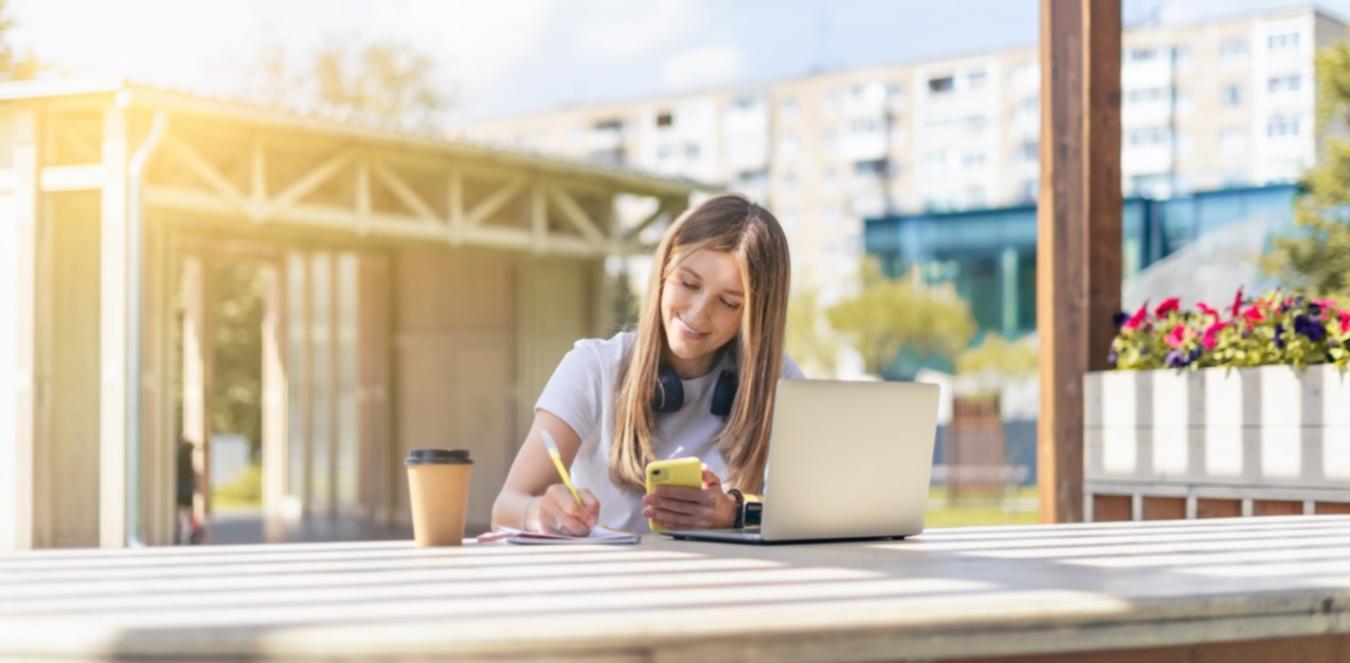 Planificare financiară pentru evenimente cu documente și calculator