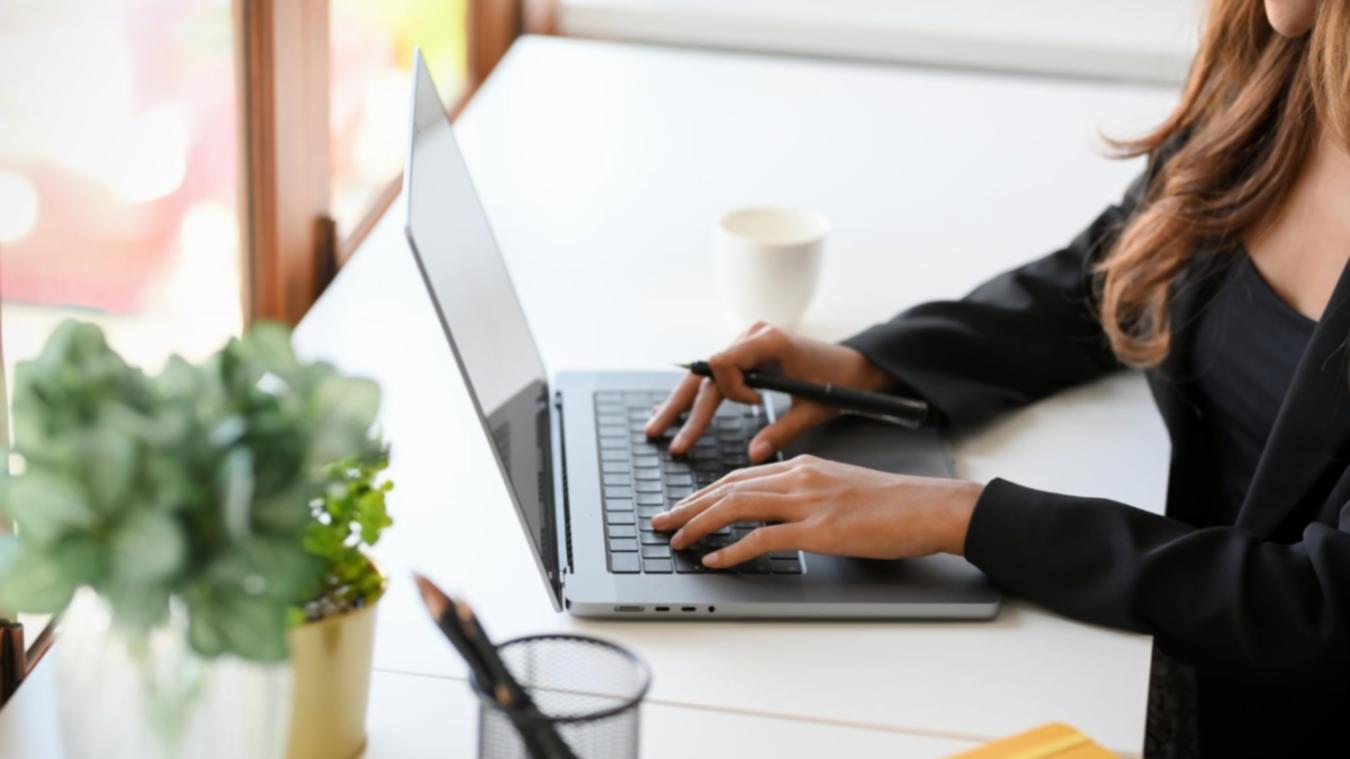 Participanți la sesiune de training analizând bugete de evenimente pe laptop și documente tipărite